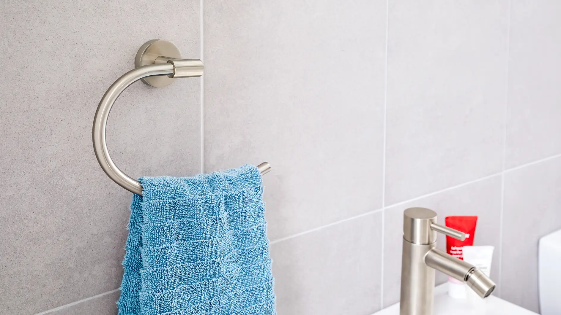 Vznešený design a efektivní využití k ukládání ručníků poblíž umyvadla.