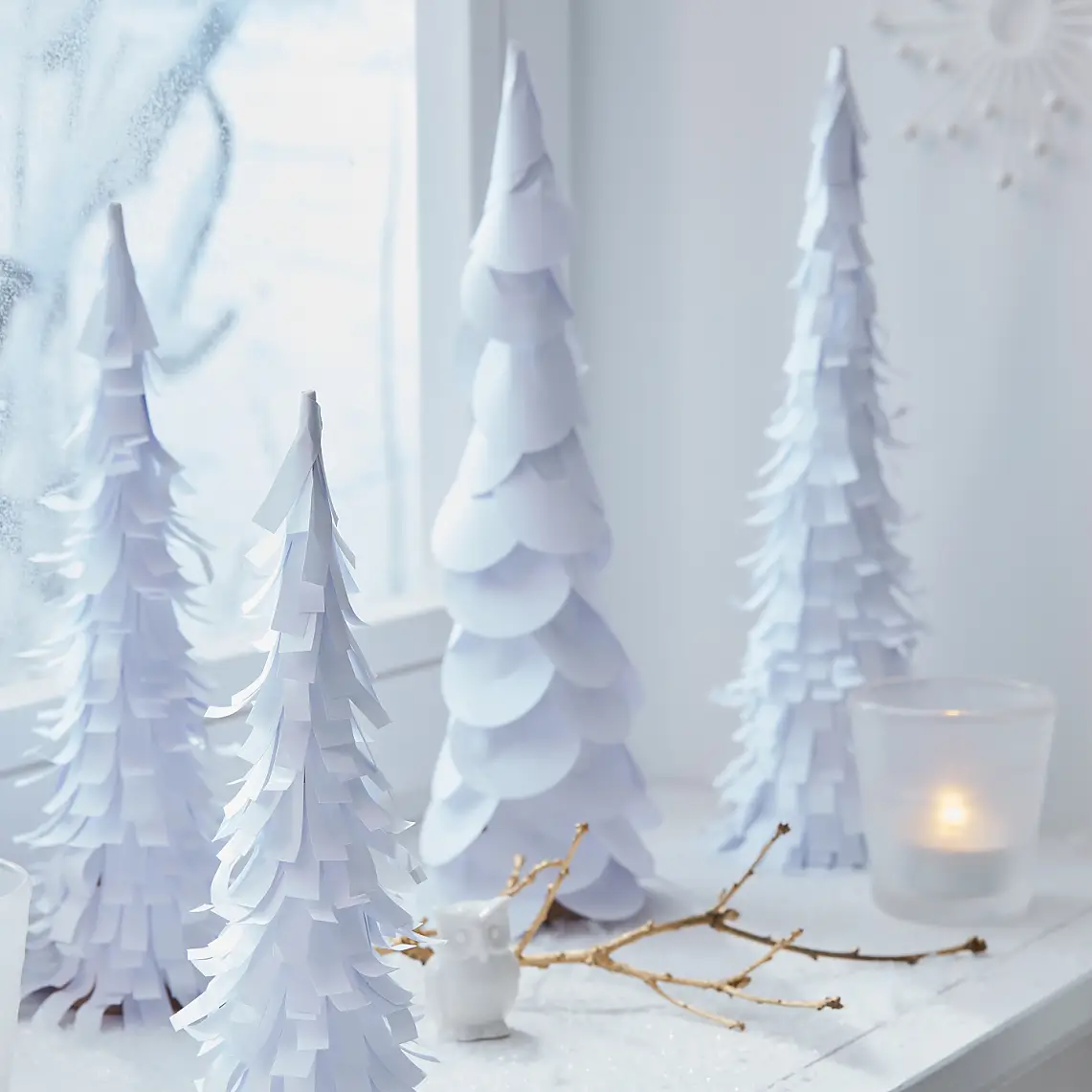 Nu kan du bringe vinterens fortryllende landskaber indenfor i hjemmet med en masse af disse hvide papirtræer i vindueskarmen.