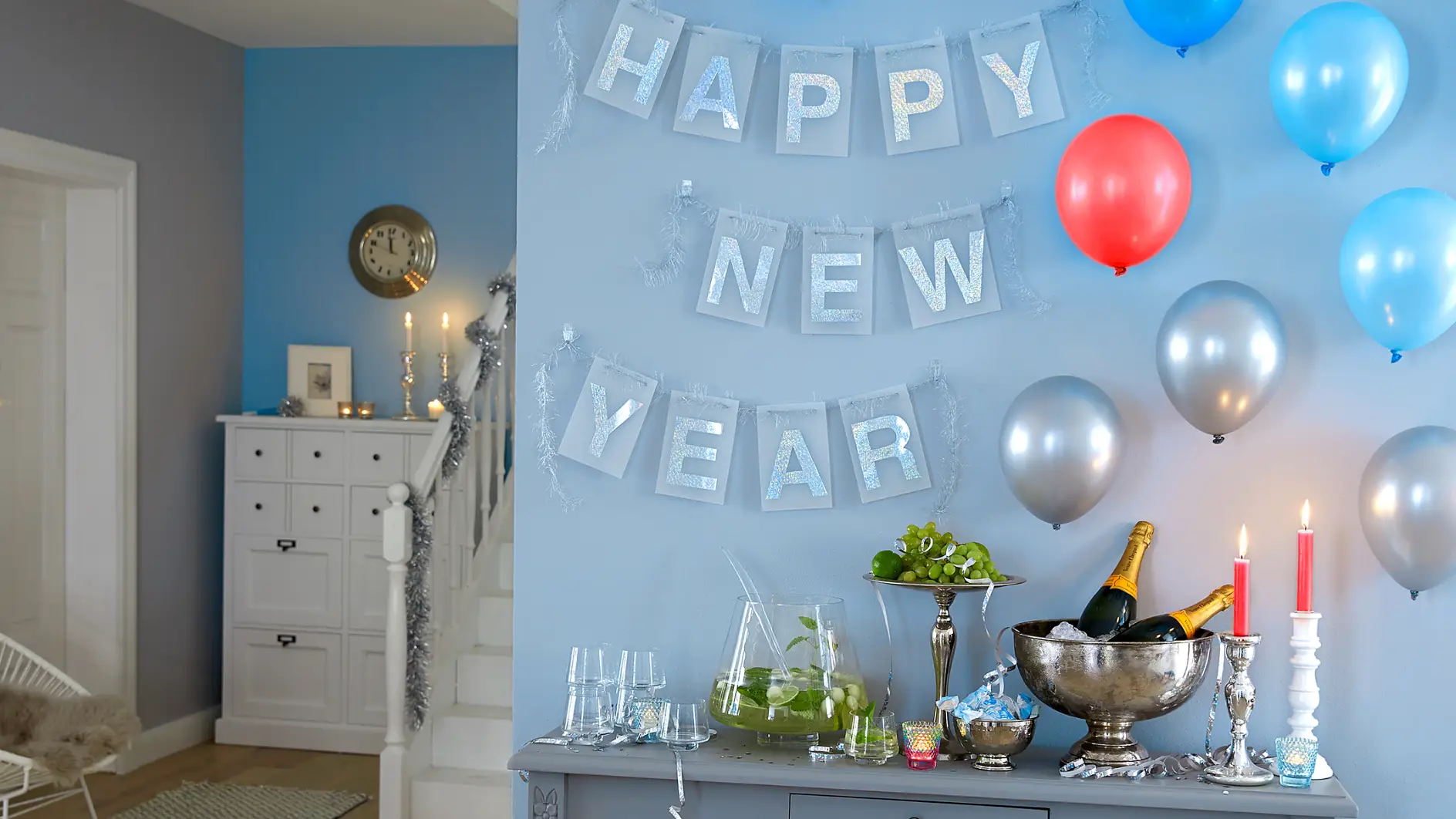 Make a wish – for a happy new year! The festooabove the bar shimmers in all colors thanks to holographic film. Just like the balloons, it is attached with tesa Powerstrips® and can be removed without a trace.