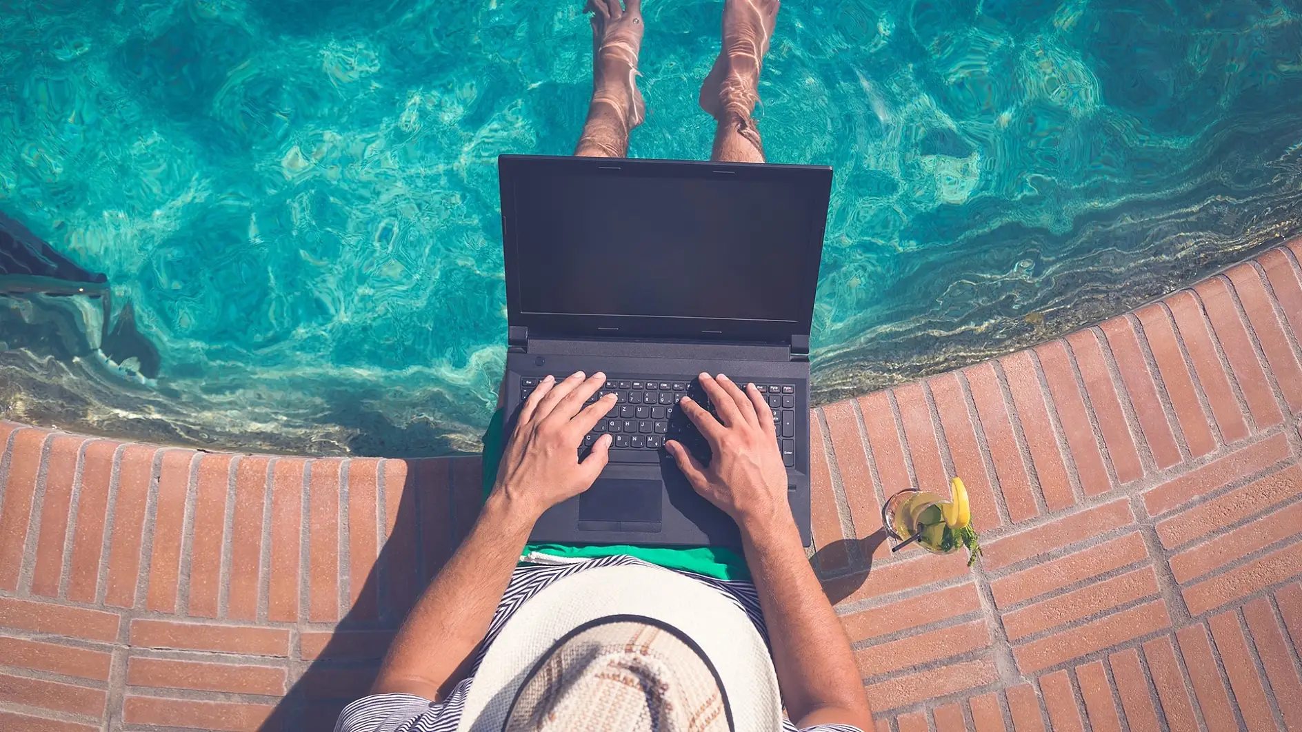 Arbeiten im Urlaub ist keine Seltenheit geworden. Laut Gesetz müssen Arbeitnehmer jedoch nicht erreichbar sein. Also: Laptop ausschalten und abschalten.