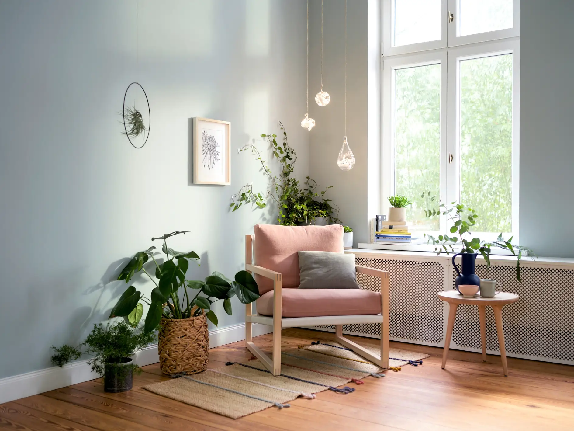 Wohnzimmer-Highlights – Teaser: Wohnzimmerecke mit Sessel, Pflanzen, Licht