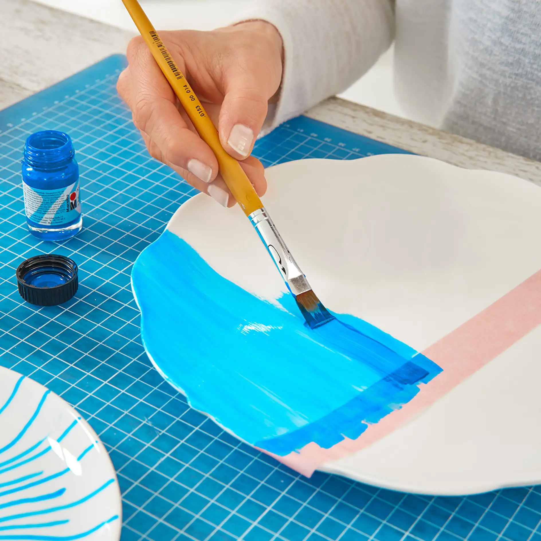 Χρησιμοποιήστε tesa® ταινία μασκαρίσματος για ταπετσαρίες για να φτιάξετε DIY διακοσμητικά πιάτα τοίχου.