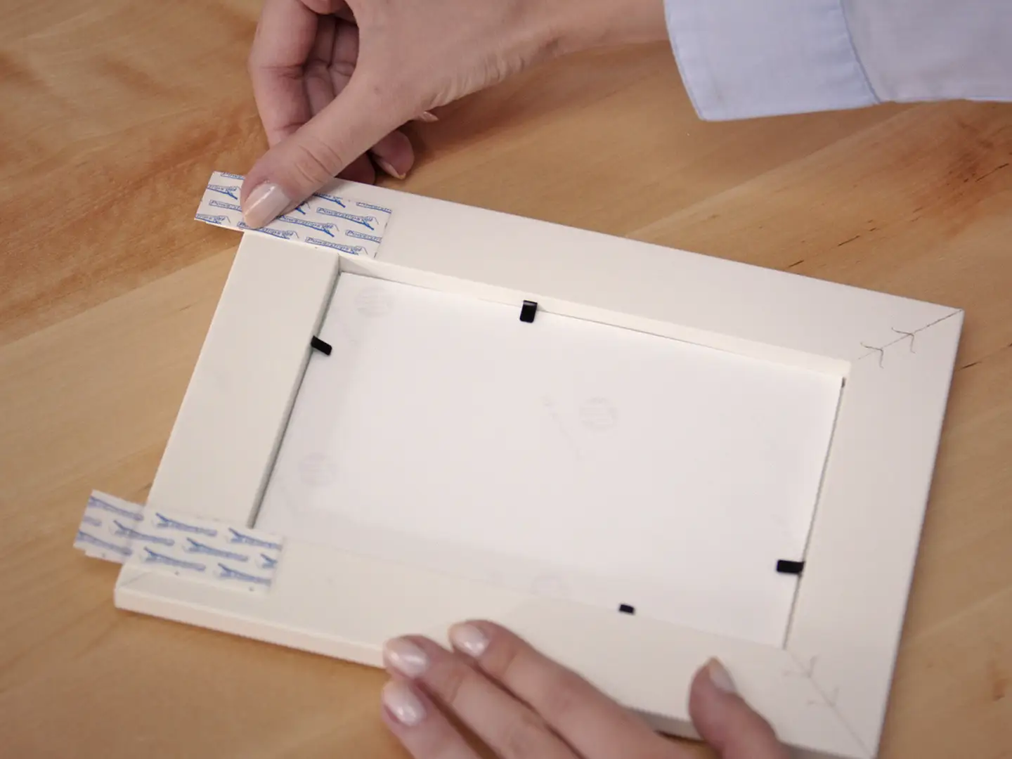 Powerful adhesive strips to directly mount household objects on walls.