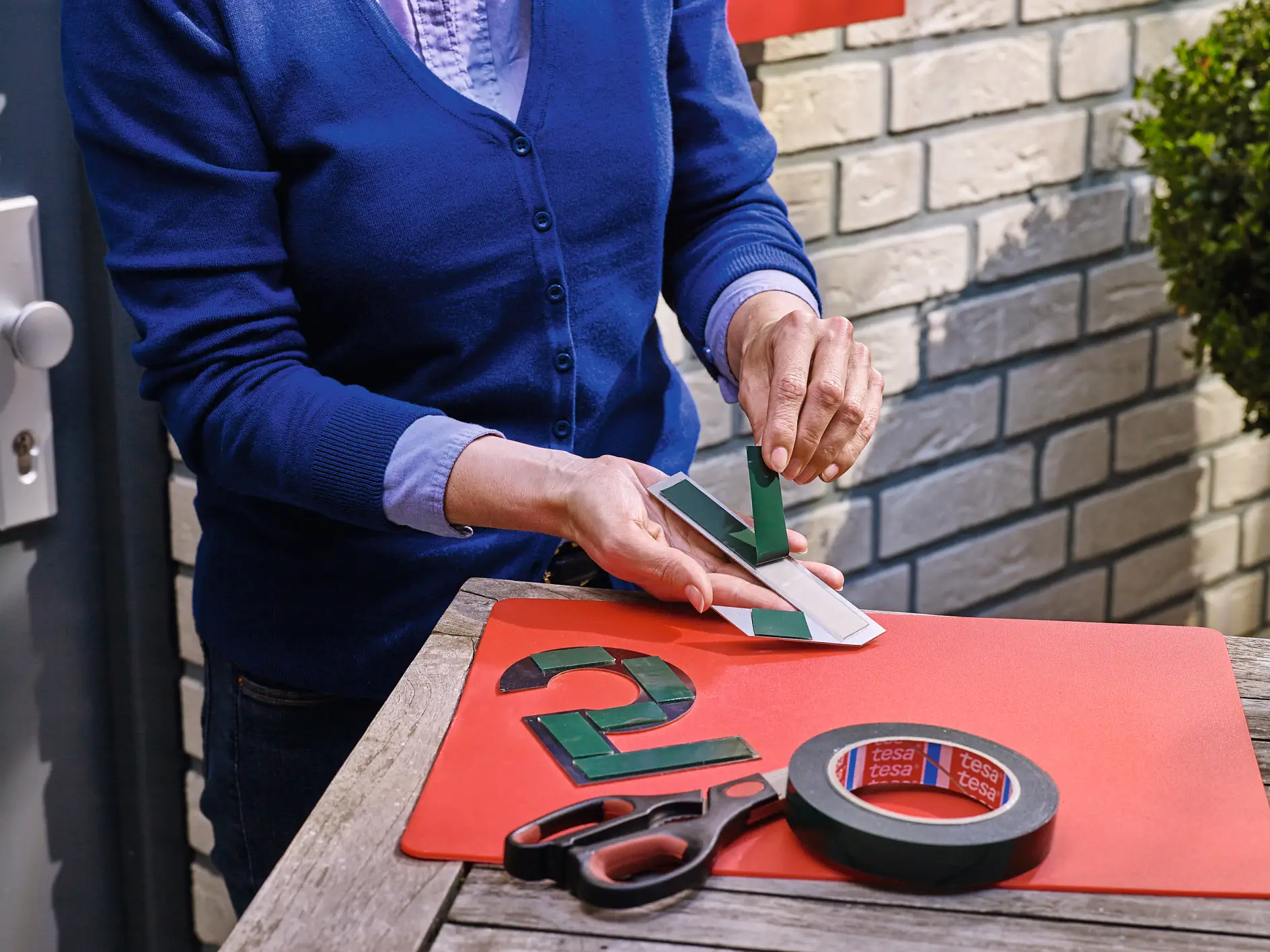 Mounting adhesive tapes for applications requiring particularly strong adhesive force.