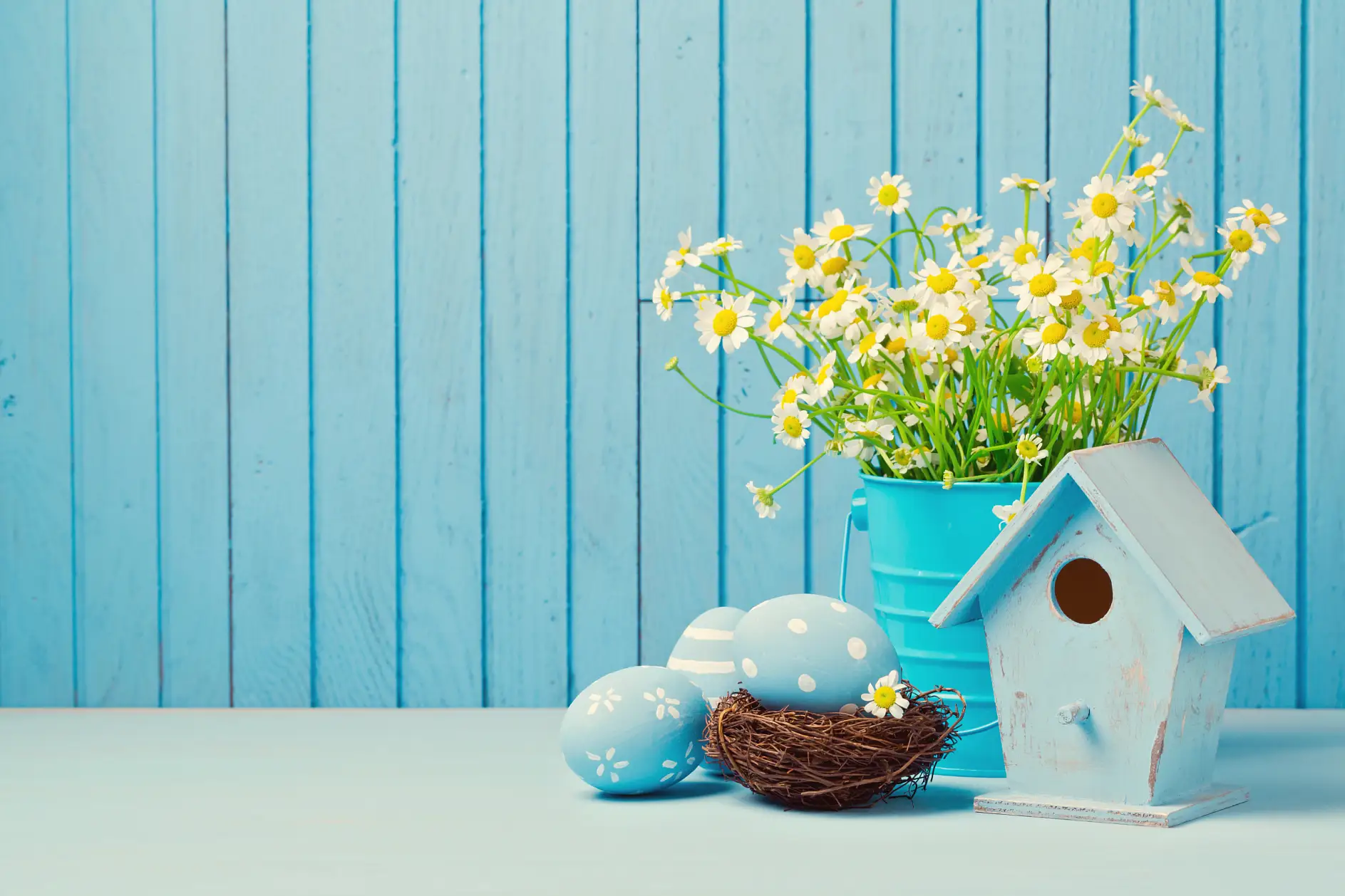 Easter holiday decoration with flowers