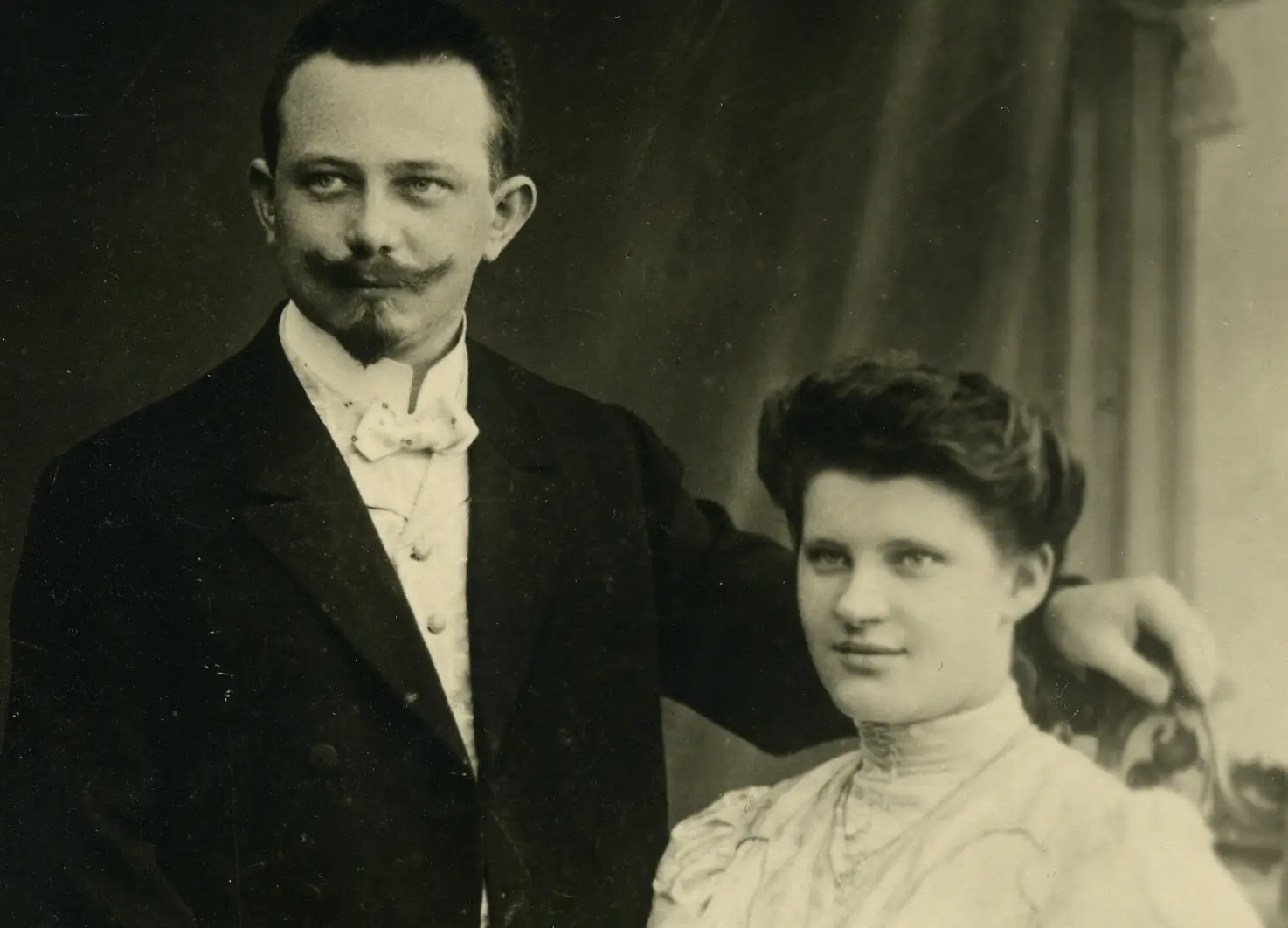 Elsa Tesmer trabajó en Beiersdorf en Hamburgo desde abril de 1903 hasta finales de octubre de 1908, primero como oficinista y después como jefa de oficina. Ella creó el nombre usando las dos primeras letras de su apellido y las dos últimas letras de su nombre.