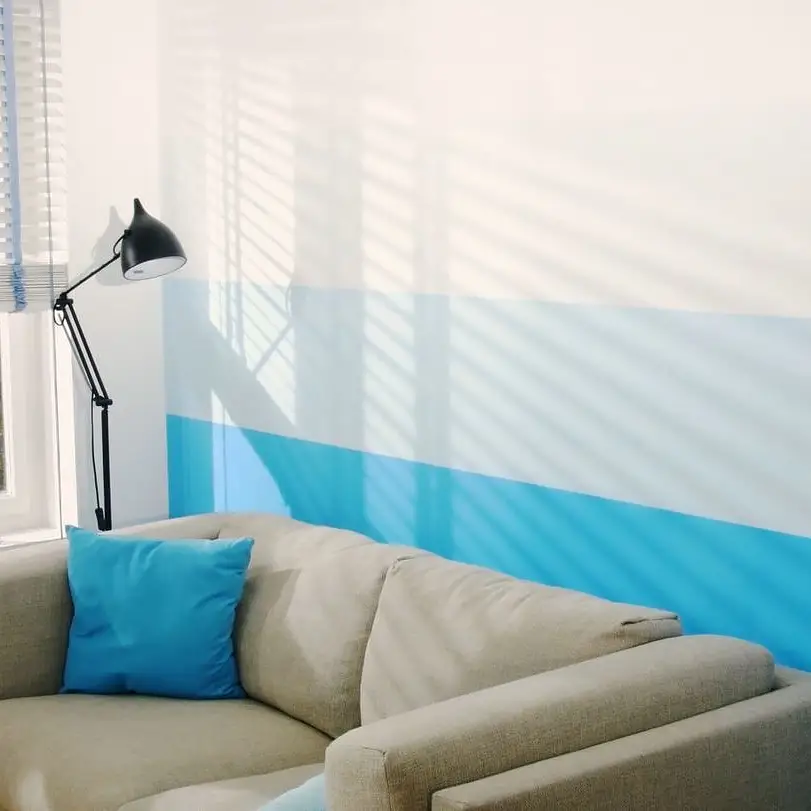 tesa®-maalarinteipin avulla voit maalata seinän innovatiivisesti väriä vaihtaen. Tässä esimerkissä on käytetty neljää sinisen sävyä.
