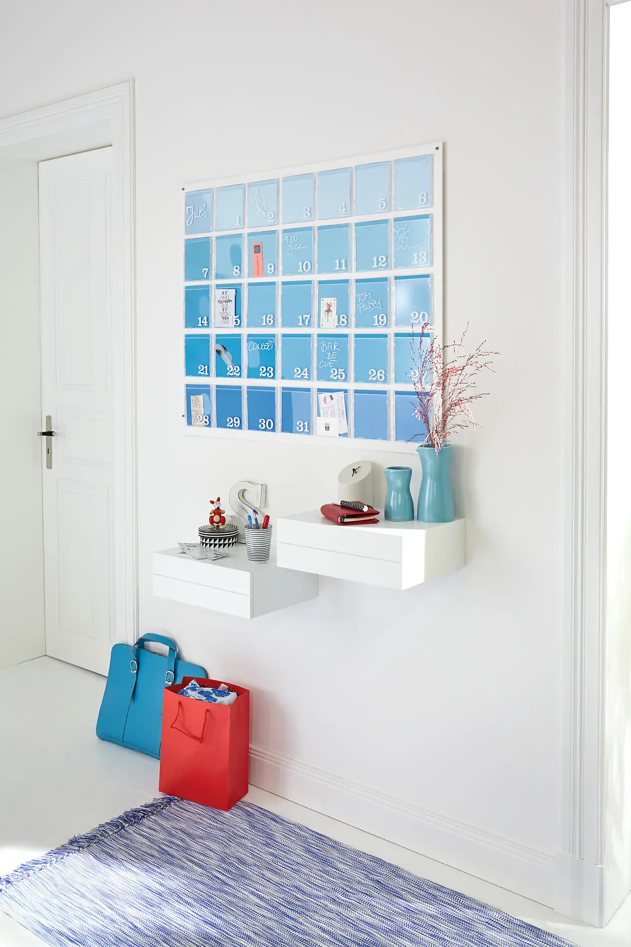 Nauti uudesta, sinisestä, kotitekoisesta seinäkalenterista, joka on ripustettu eteiseen!