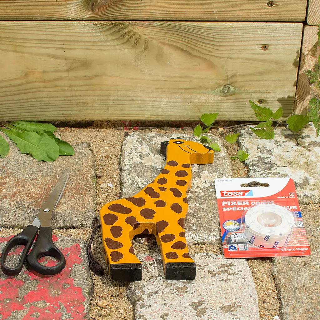 Scissors, wooden animal and tesa Powerbond® OUTDOOR adhesive tape.
