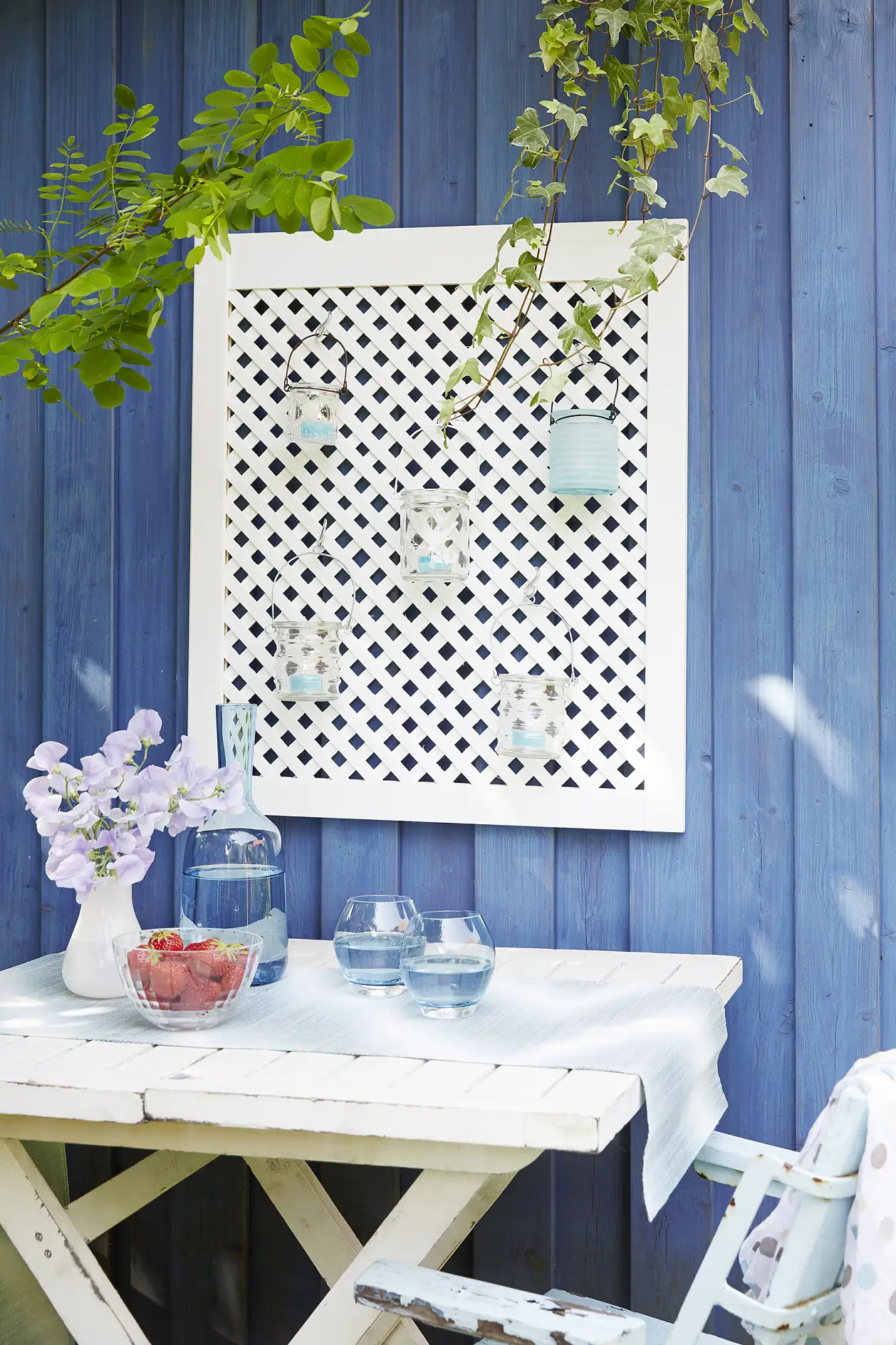 A simple lattice screen door can be transformed into a flower pot or lantern holder with tesa Powerbond® OUTDOOR and a little bit of imagination. This outdoor tape is weather resistant, making it perfect for garden fixing.