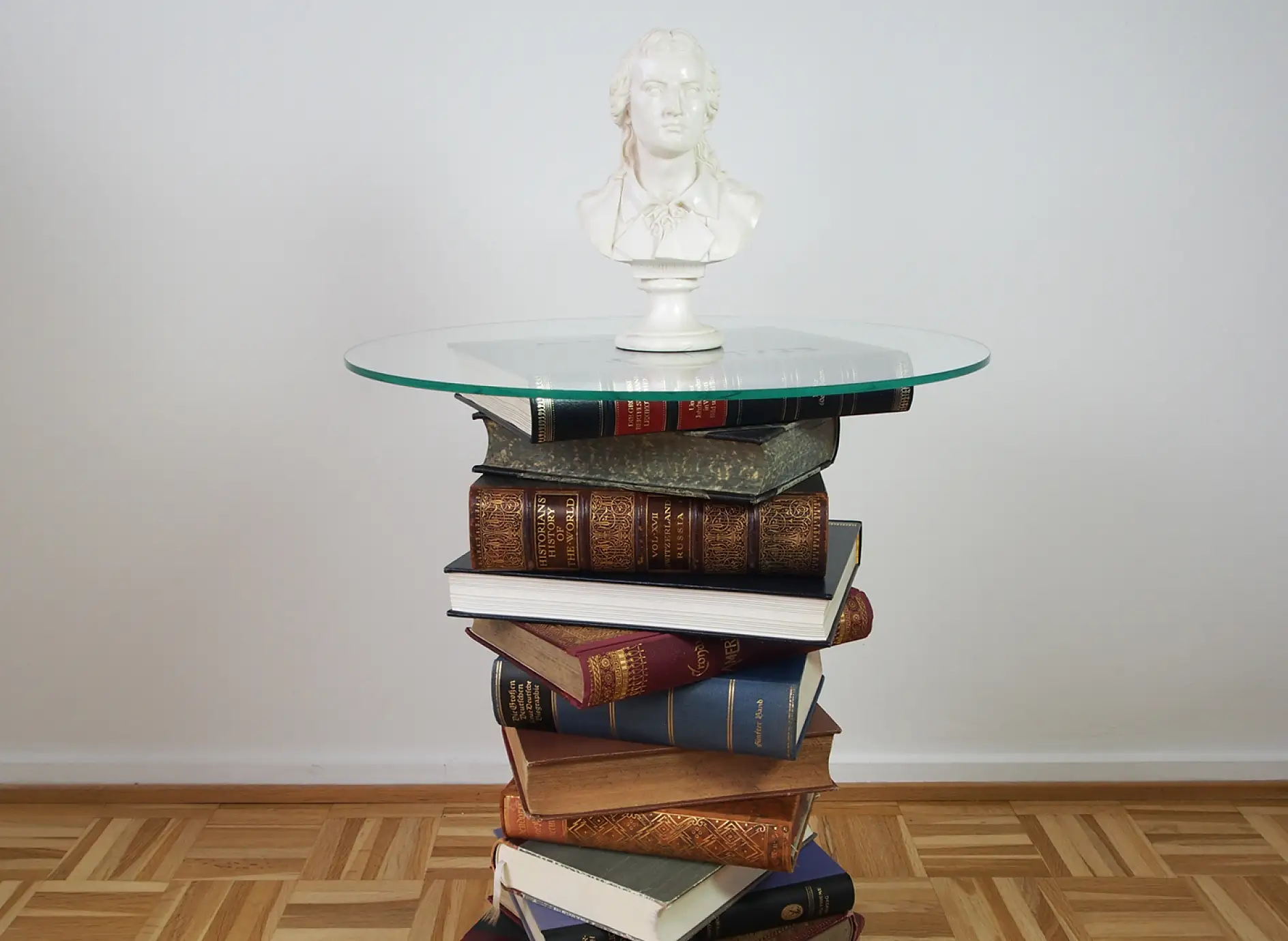 Book table created using tesa® Powerbond INDOOR and tesa® Powerbond TRANSPARENT double-sided adhesive tapes