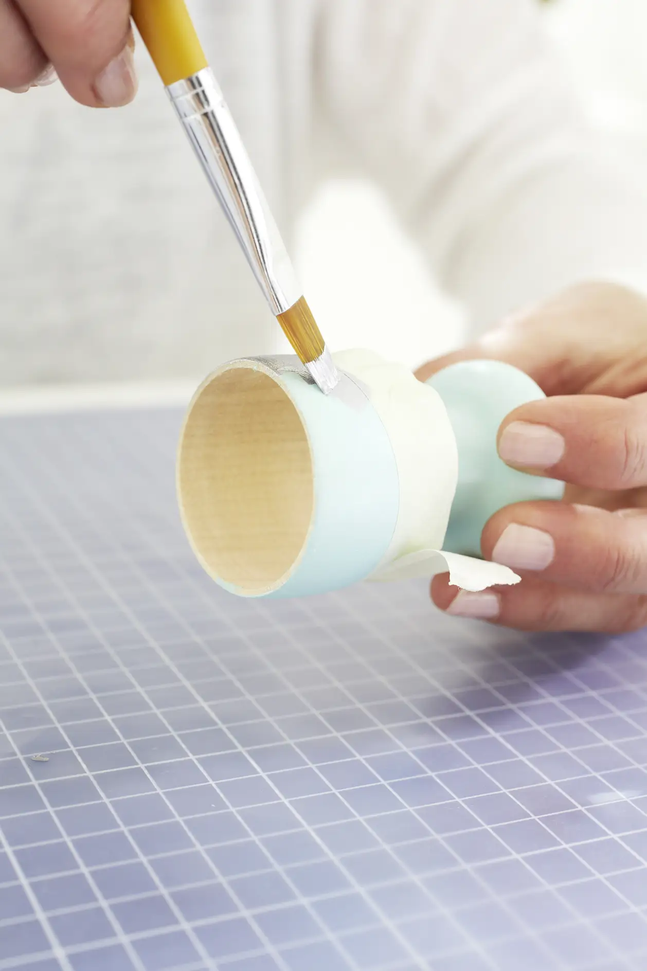 Using tesa® Masking Tape PREMIUM CLASSIC, mask off a slightly curved surface on the egg cup, firmly press on the edges. Paint the remaining area in silver. Make sure you always move the brush away from the masking tape, so no color will end up underneath.