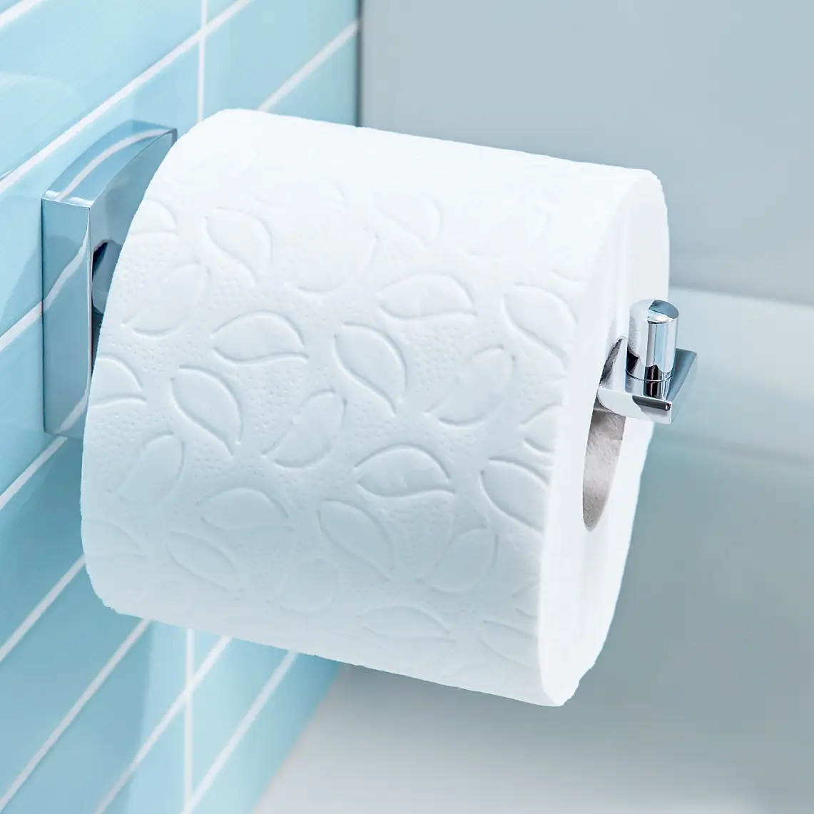 Design semplici per tenere a portata di mano le bobine di carta igienica.