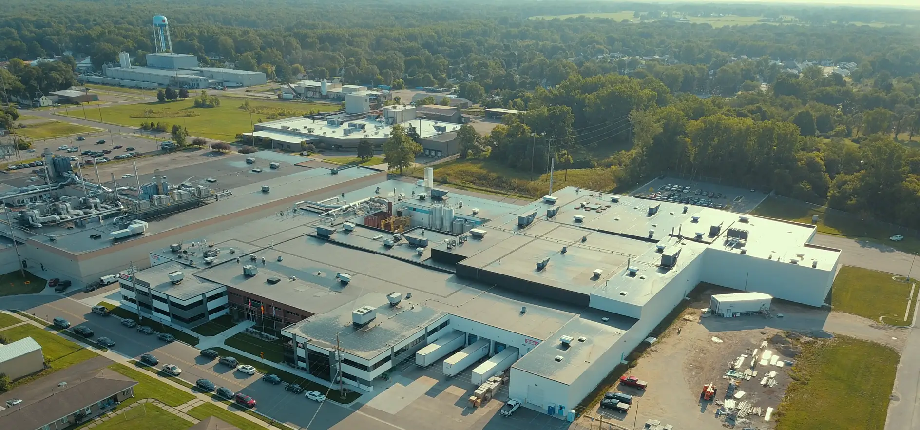 アメリカ・スパルタ工場は、アメリカのミシガン州にあります。自動車業界向けの製品をはじめ、多くの業務用粘着テープ製品がこの工場で製造され、世界各国へ届けられています。