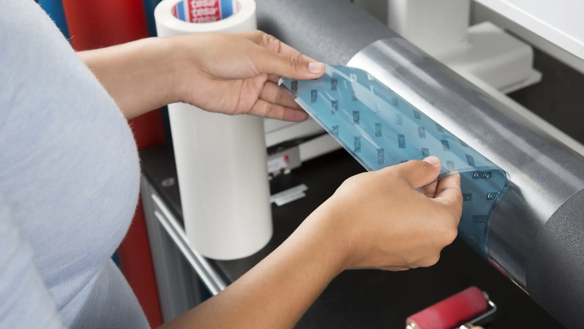 tesa® Softprint：フレキソ印刷ではクッション性のある両面粘着テープで版を印刷機に固定して印刷します。版側と印刷機側で粘着剤の配合を変化させたシリーズを多数ご用意しています。