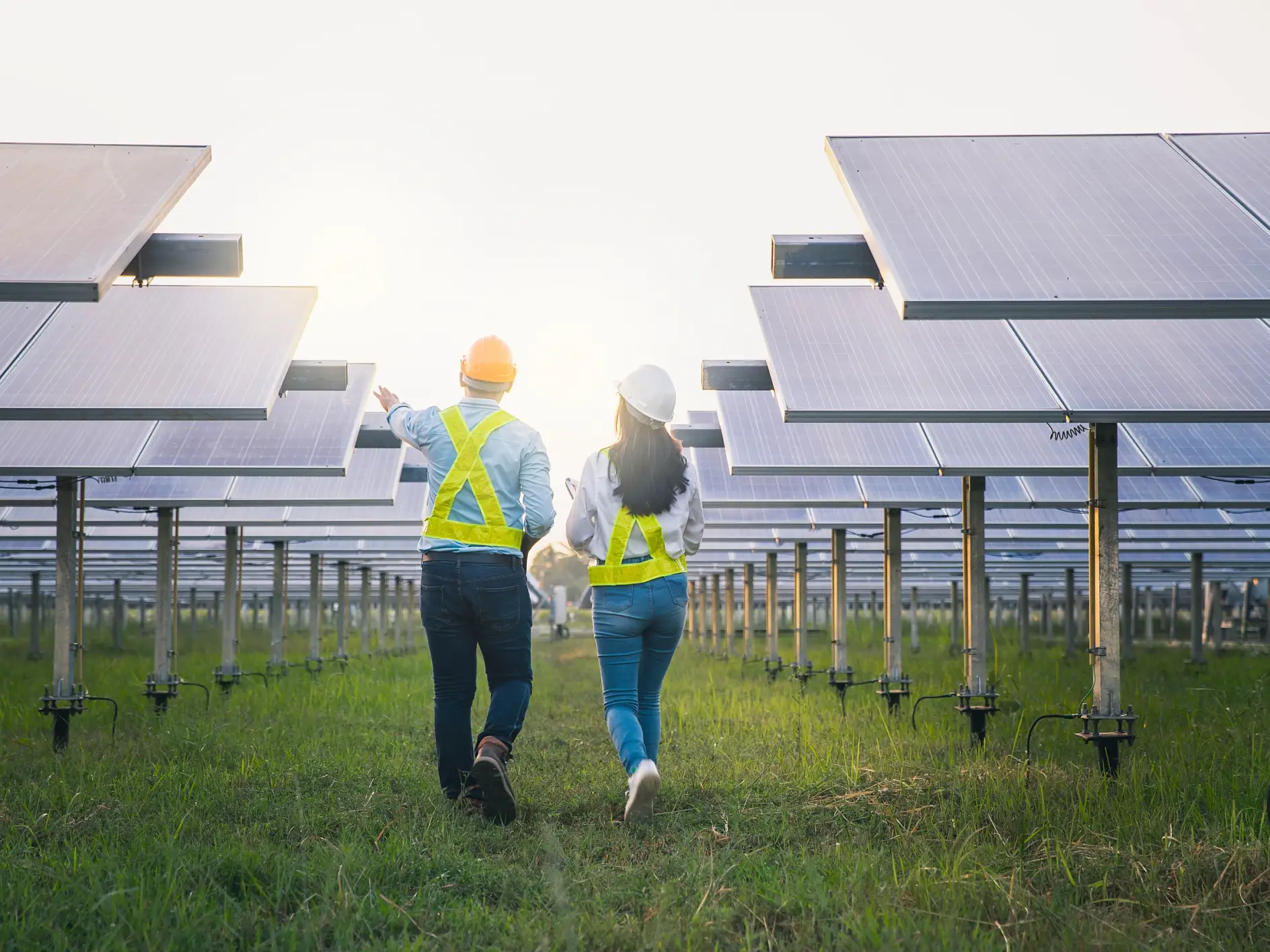 太陽エネルギーを集めるパネルのメンテナンスをする男女従業員。太陽光発電産業で設備の点検とメンテナンスに従事するエンジニア。