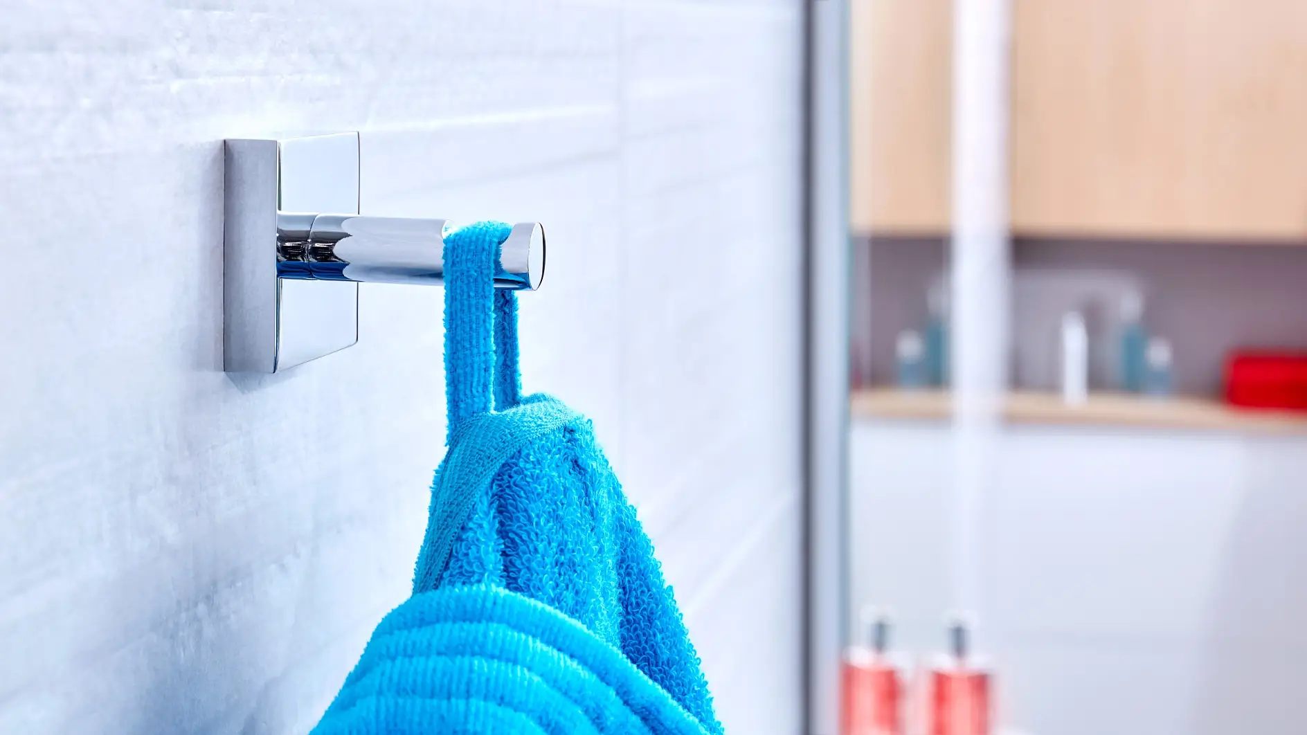 Fordi håndklær og badekåper trenger et sted å henge og holde seg tørre før bruk.