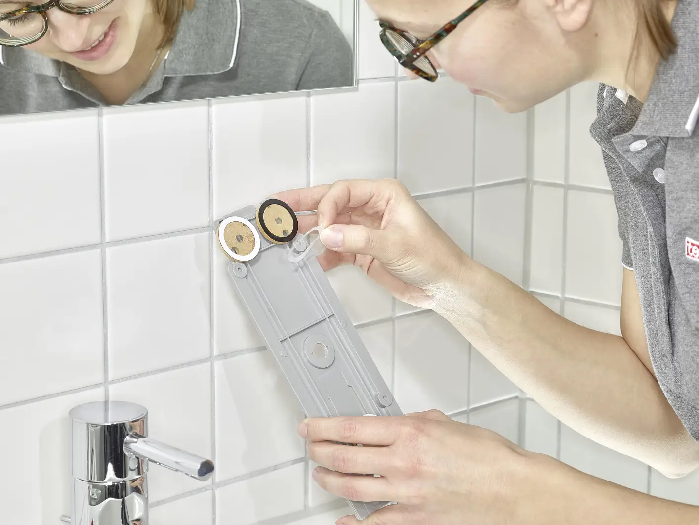 tesa-PowerKit-zeepdispenser-voor-professionele-industriële-reiniging-en-hygiëne- stap2van10