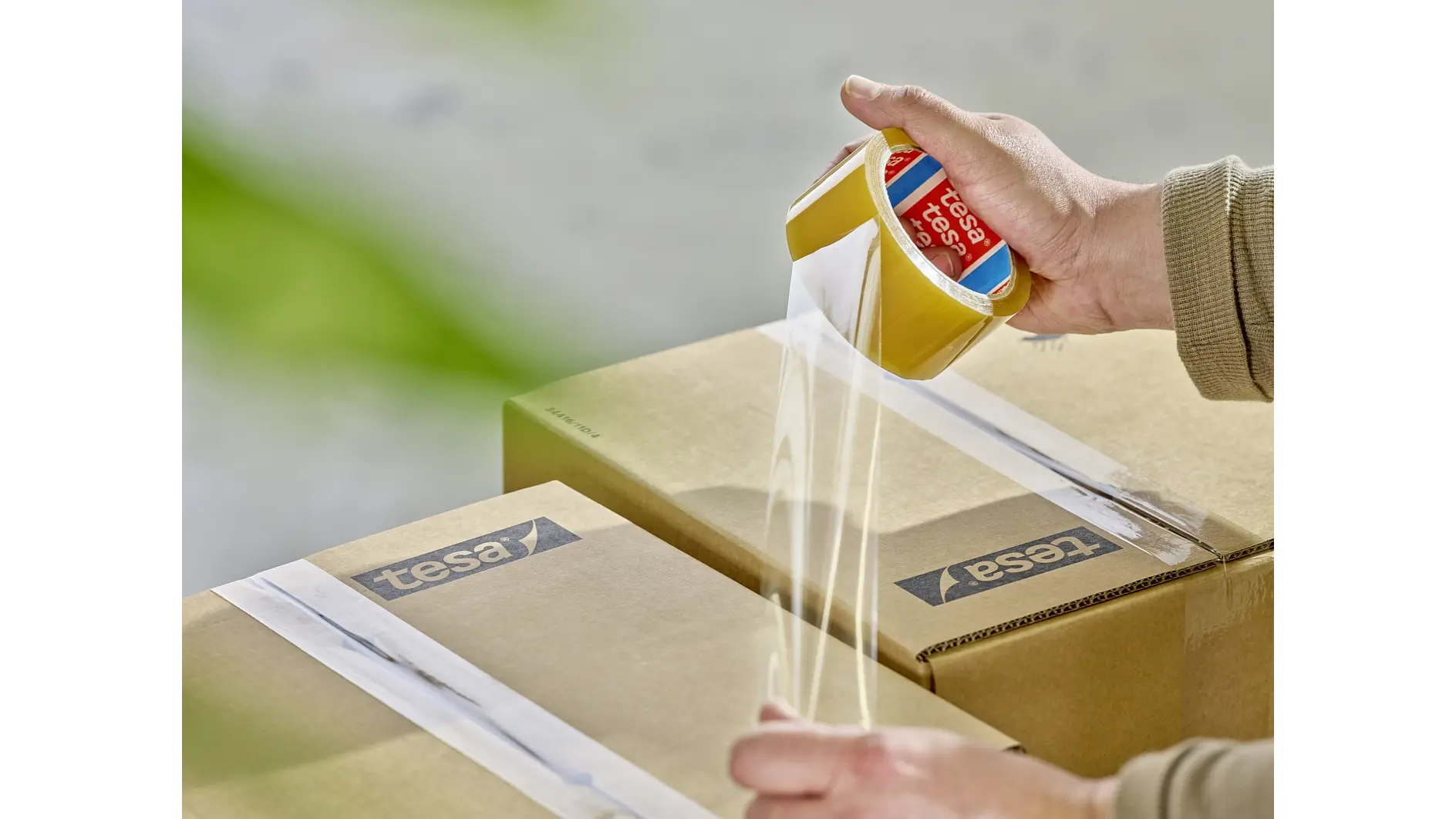 Toepassing van tesa® 60400 biobased verpakkingstape