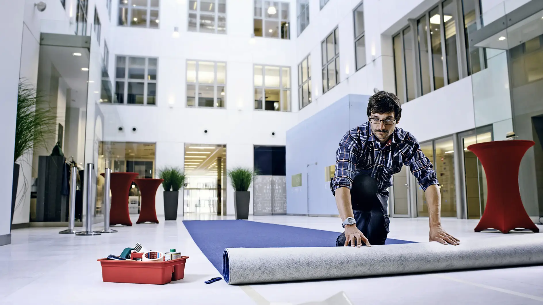 Profesjonalna taśma do dywanów — idealna do szybkiego i bezpiecznego mocowania.