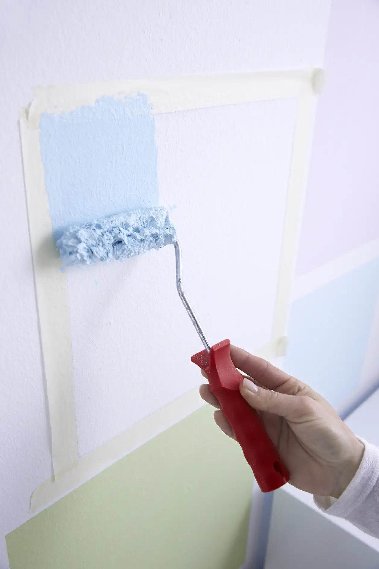 Pomaluj ścianę farbą.