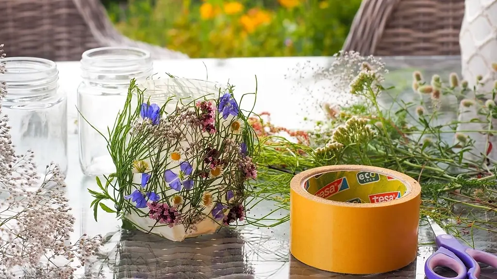 Lampiony ze słoika DIY z letnich kwiatów