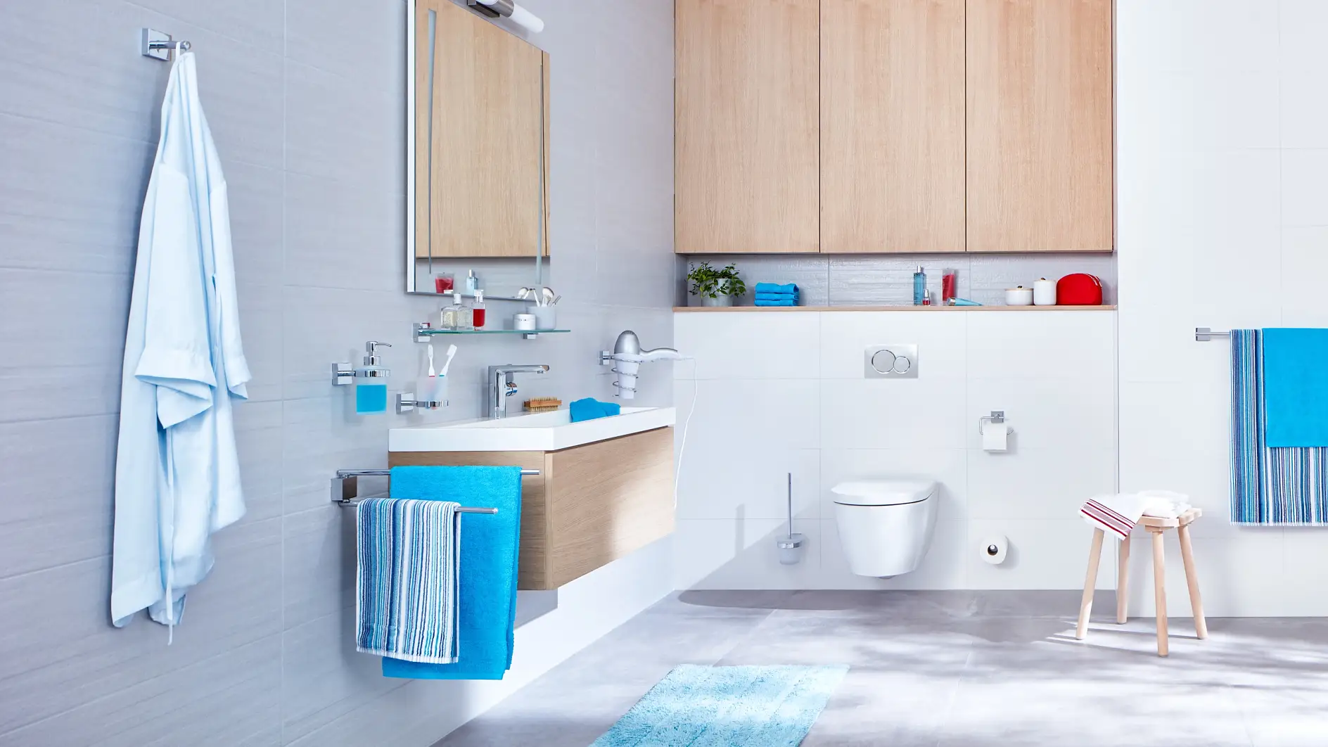 Design limpo e estruturas de linhas direitas para uma experiência de casa de banho organizada.