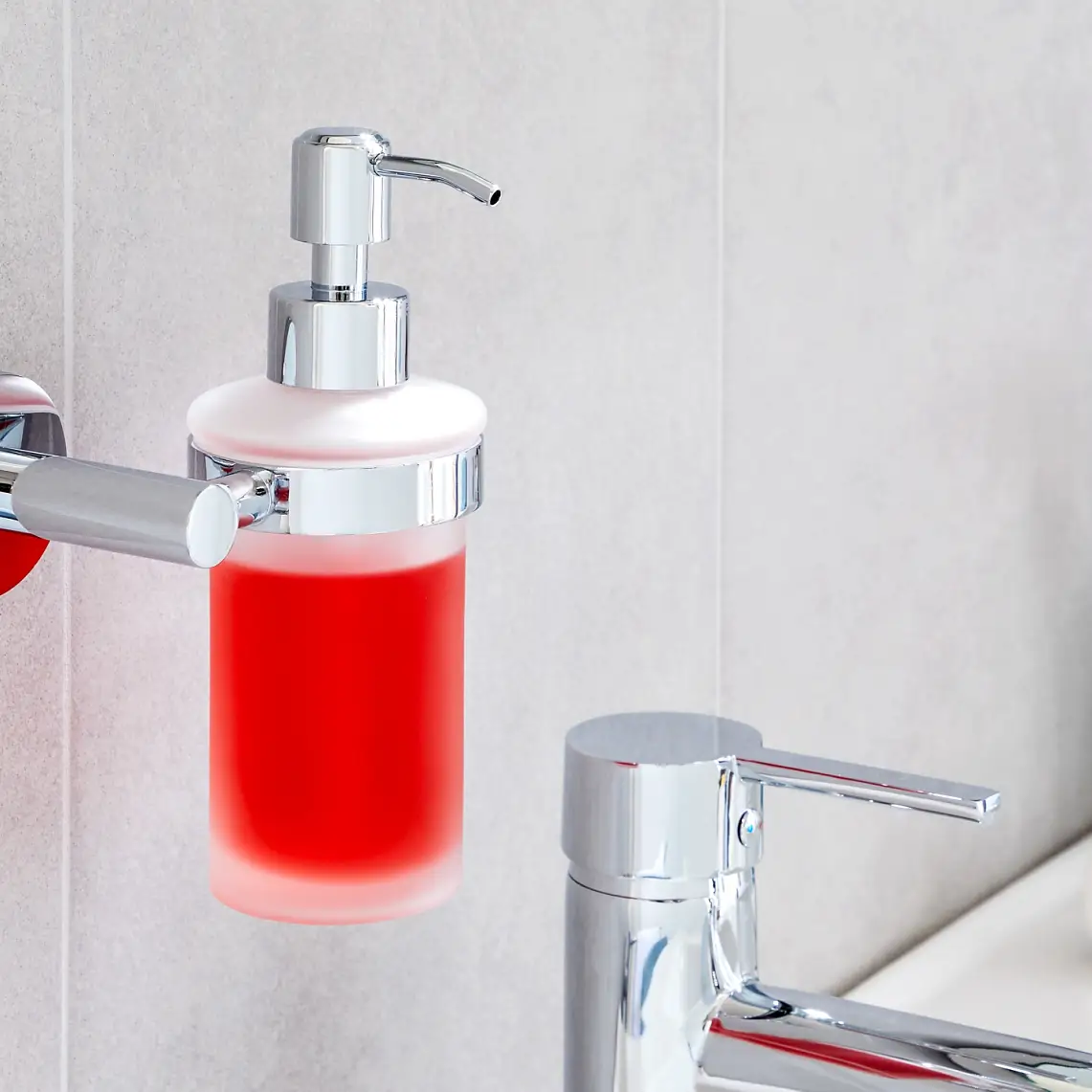 Inred ditt badrum med snygga tillbehör som gör att du kan förvara dina toalettartiklar med varje sak på sin plats.
