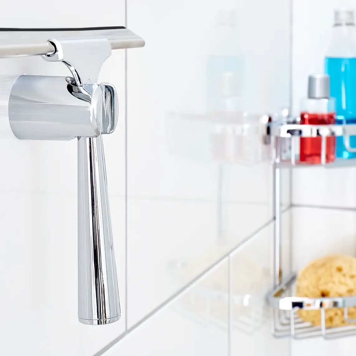 Ha din duschskrapa nära till hands när du behöver använda den genom att sätta upp den på badrumsväggen.