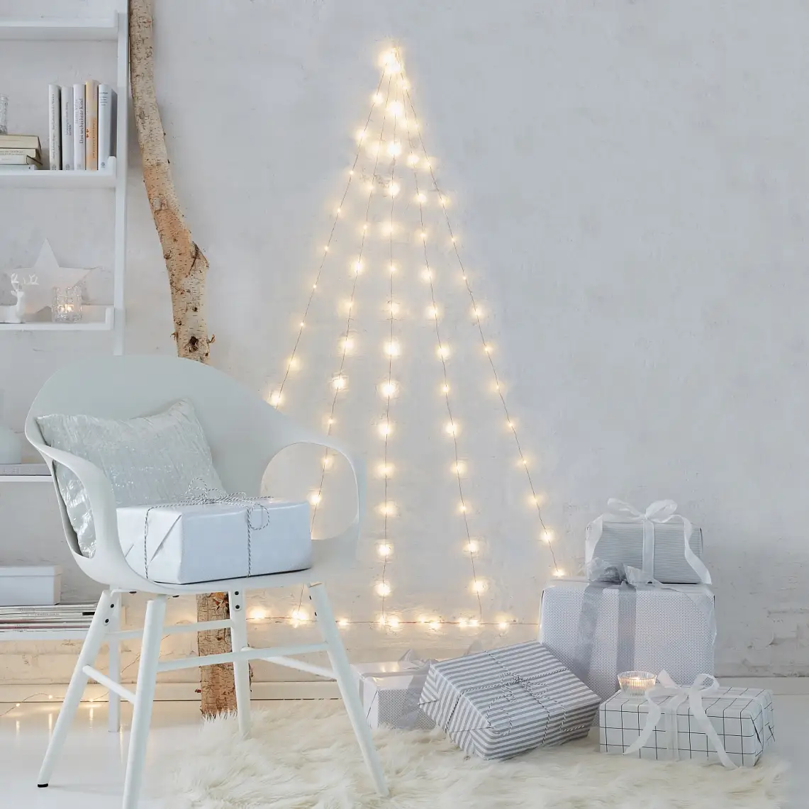 Väldigt lätt att underhålla och barrar inte: en julgran som inte behöver några prydnader. Skapa din julgran med LED-ljus som sätts upp på väggen med transparenta krokar.