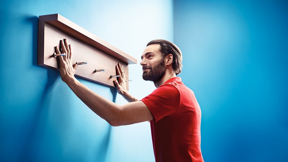 tesa Powerbond® Oboustranné, silně lepicí montážní pásky pro bezpečné upevnění předmětů (např. zrcadel nebo věšáků)