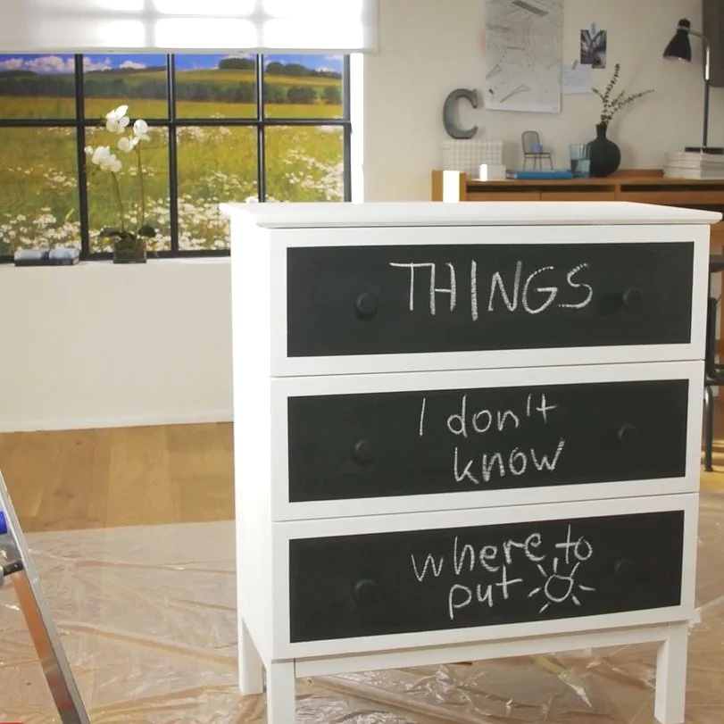 With white acrylic paint and chalkboard paint you go from an old and boring dresser to a unique and modern piece of furniture.