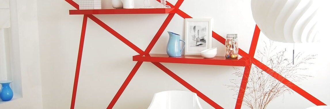 Red striped wall design with the help of tesa® masking tape. An innovative and unique wall design idea for your home.
