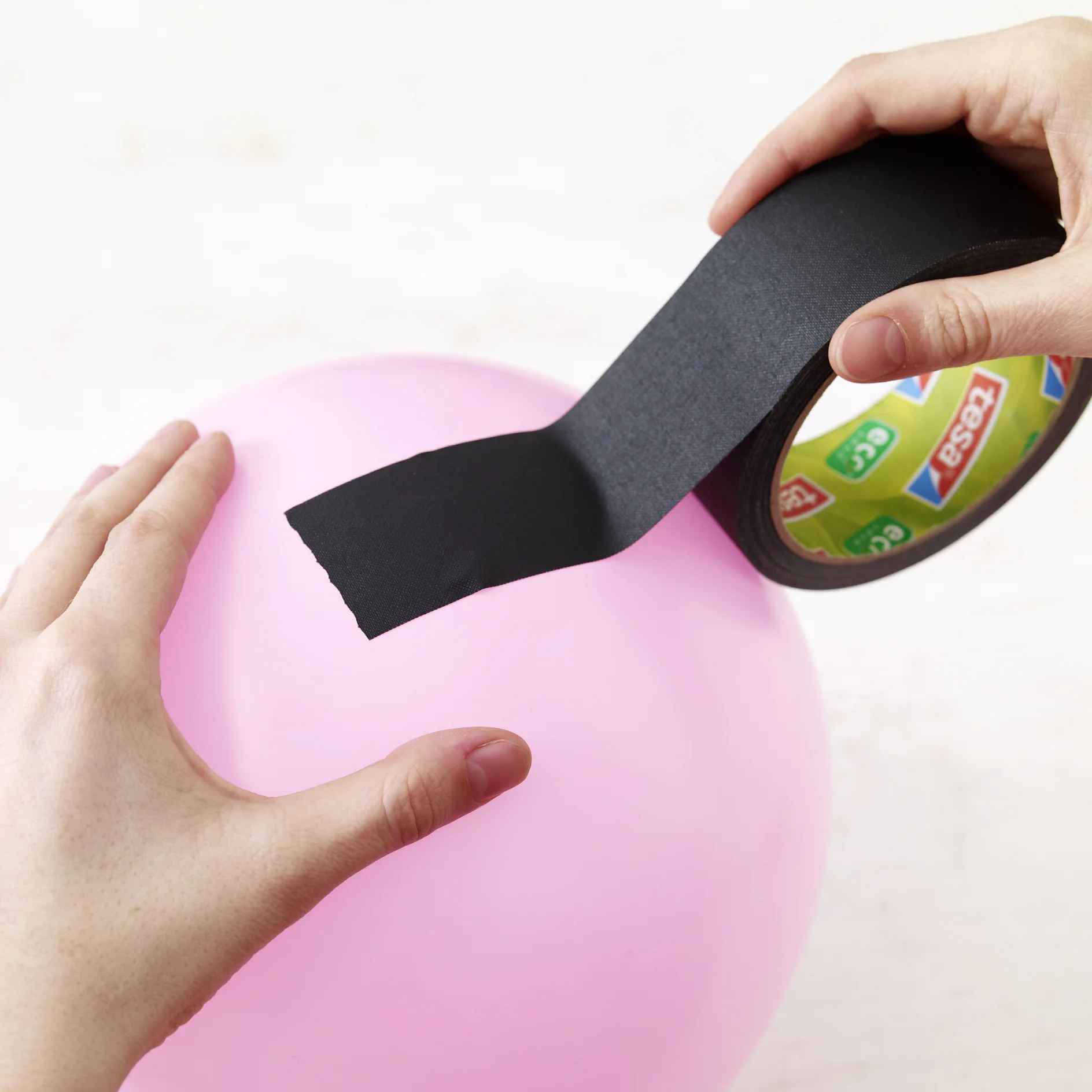 Krok 1 - Nalepení pásky na balónek Krok 1 - Nalepení pásky na balónek