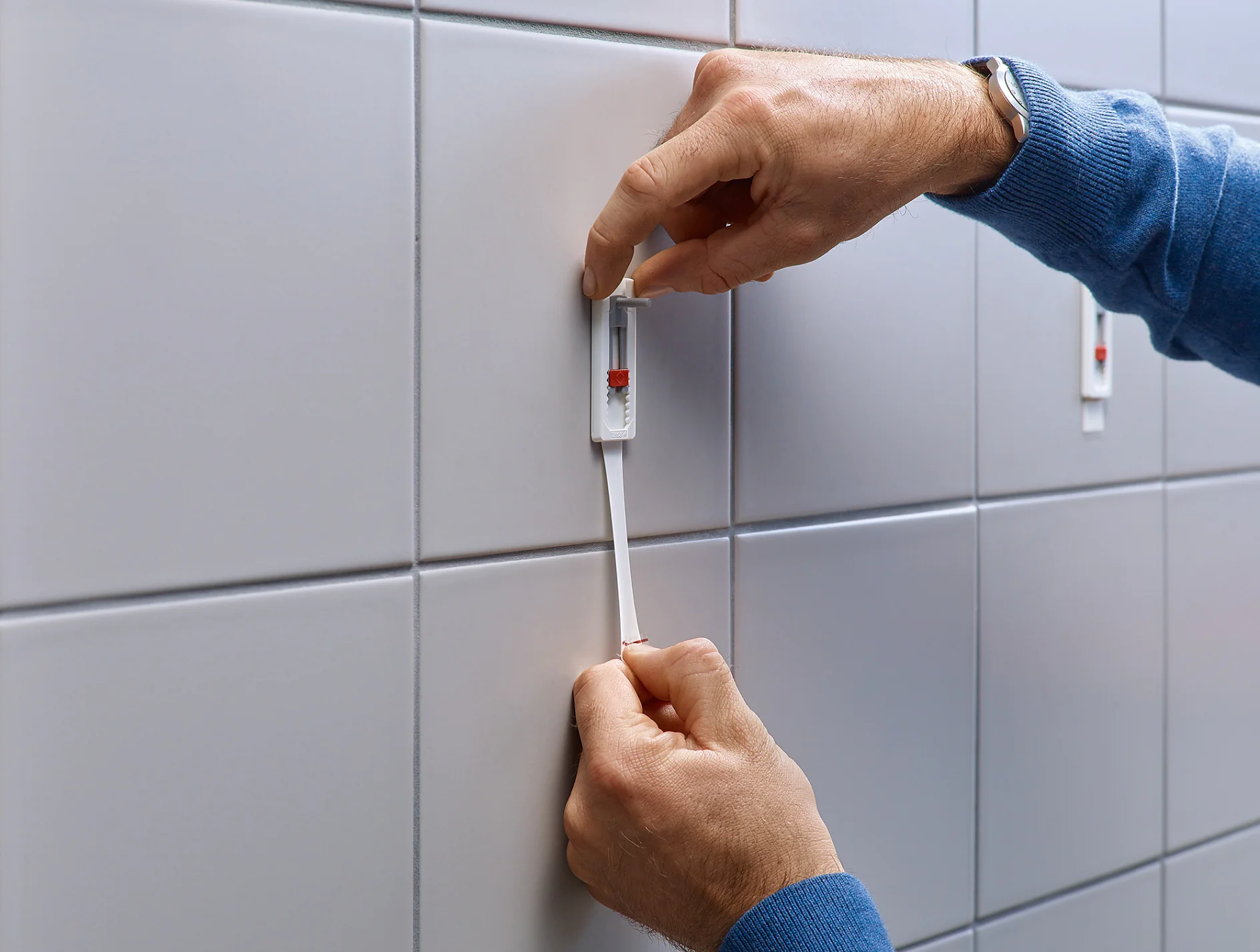 Removing tesa® Adjustable Adhesive Screws for Tiles & Metal 3kg.