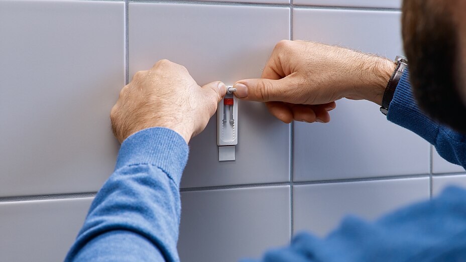 Nastavitelný lepicí šroub tesa®, na dlaždice i kov