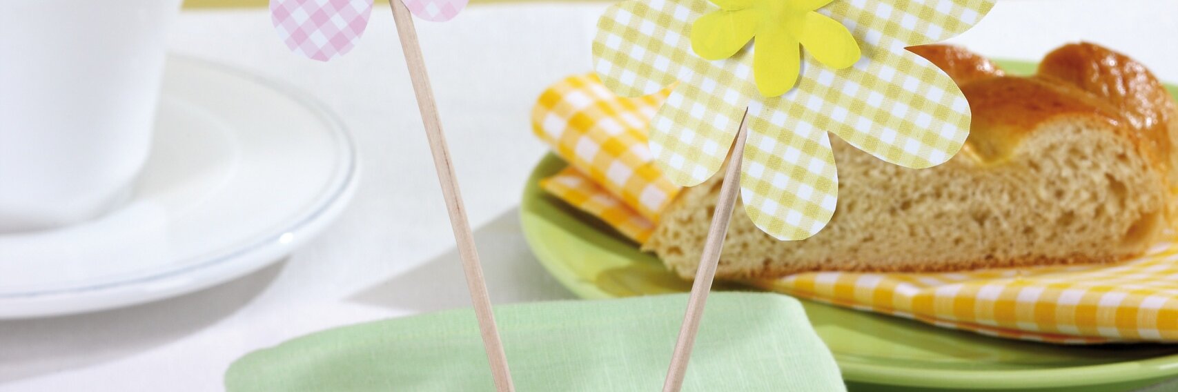 Die Blüten werden aus buntem Geschenkpapier