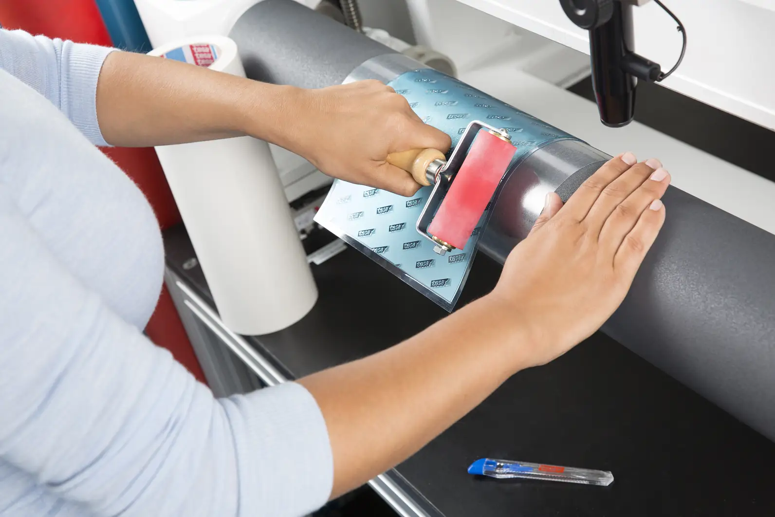 Montáž tiskových forem s gumovým válečkem na stlačitelné návleky – tesaprint®