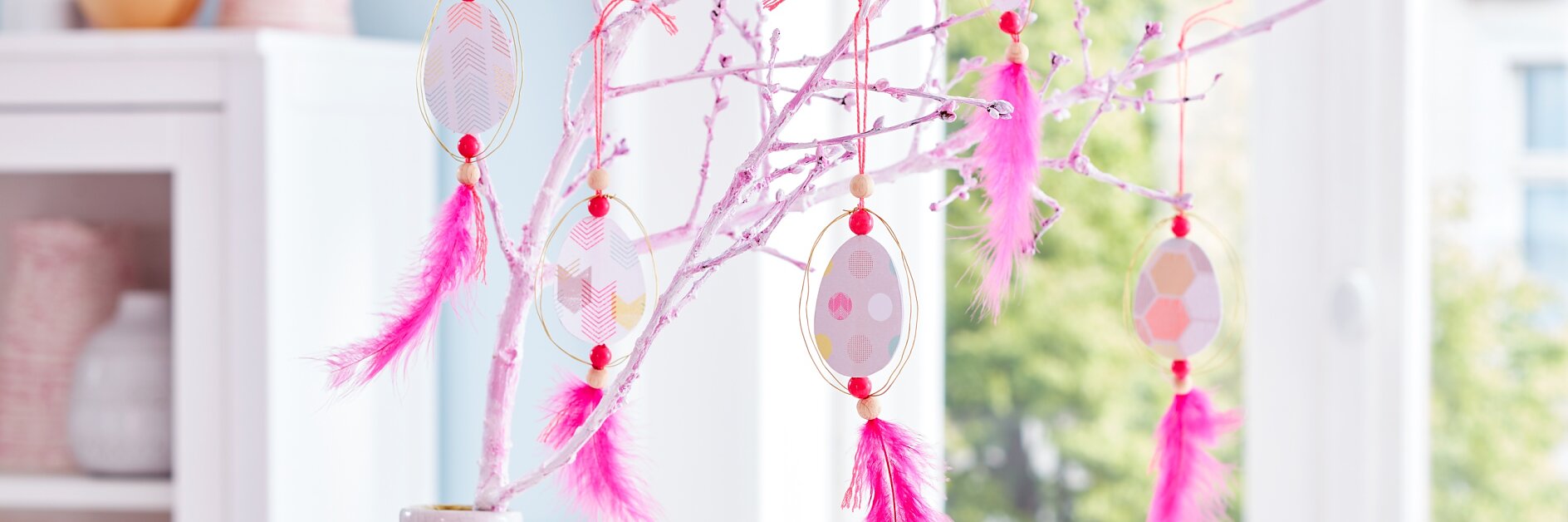 These Easter egg hangers remind us of dream catchers and look great on a simple twig - like in our Easter tree decoration -, as well as on a birch branch with soft green.