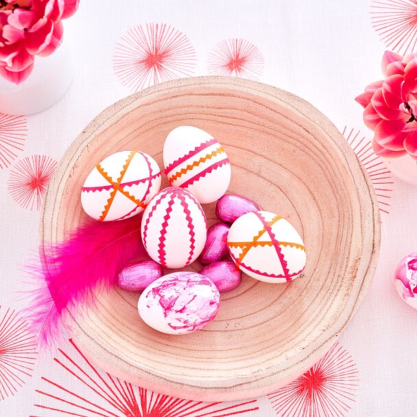 tesa trend paper Easter / Idea 5: Neon Easter Eggs / Cross lead Super easy egg decorating ideas: These DIY Easter eggs are simply decorated with neon tape that is cut with a pinking shear. For this egg design you may also use plastic eggs.