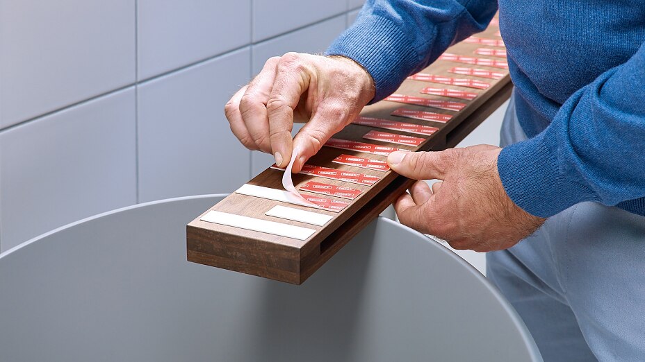 tesa Smart Mounting System Mounting Tape 1,5x19 5x19 Tiles Step 4 of 6