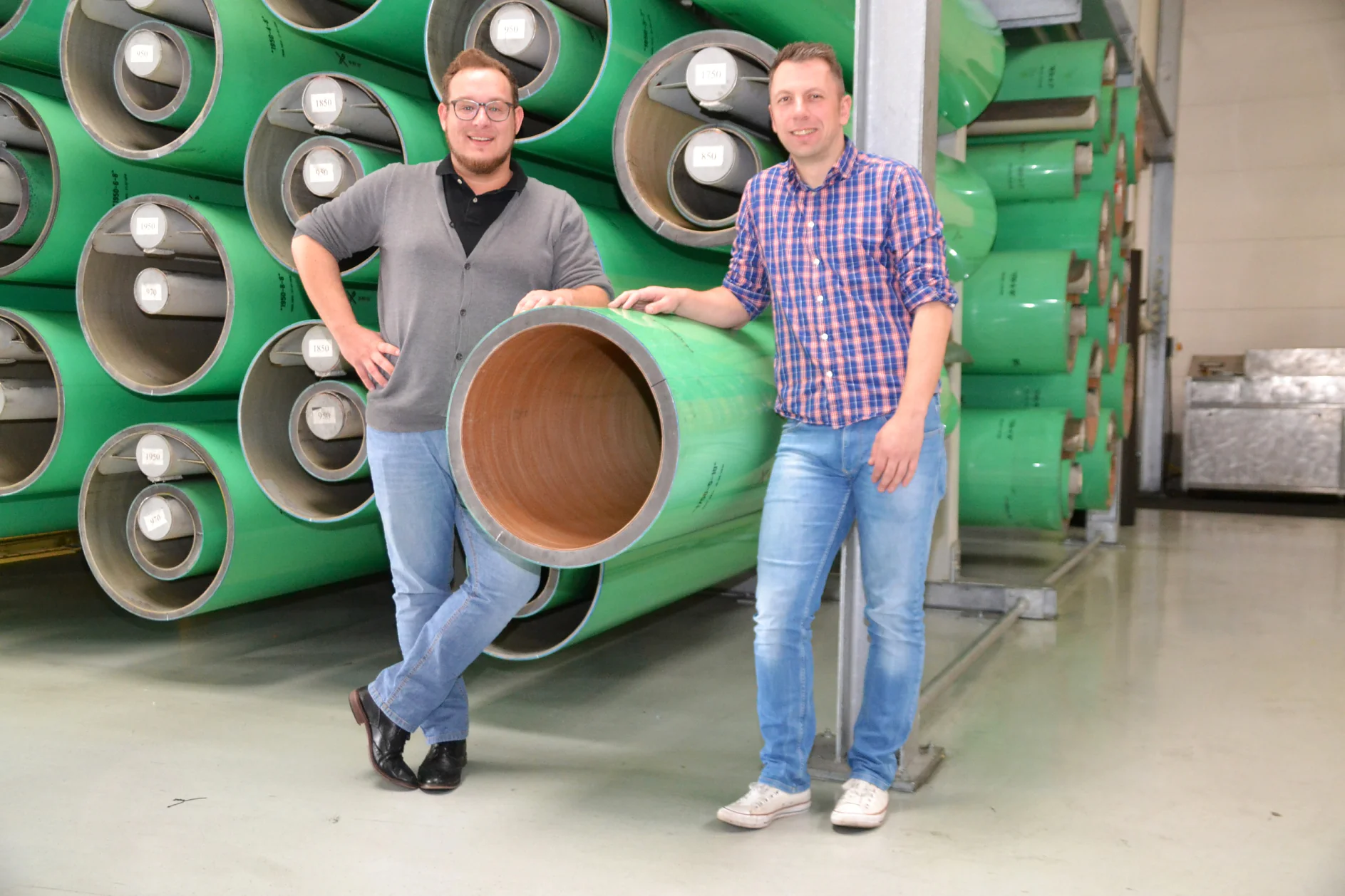men-standing-in-front-of-tesa-twinlock-sleeve Nico Jasper and Bjoern Vorlop in front of tesa® Twinlock sleeve