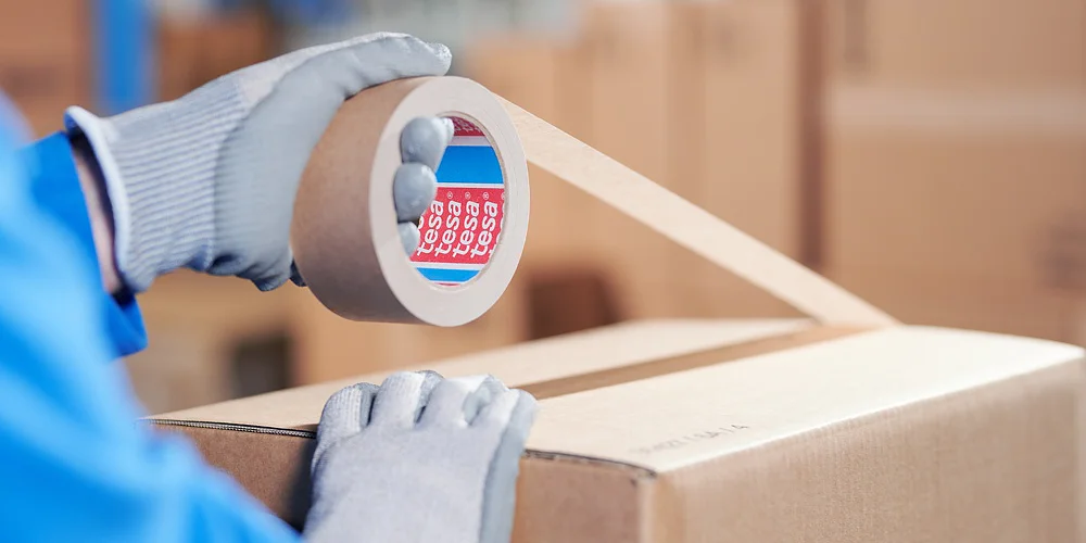 Uzavírání kartonů páskou tesa® 4713 Světle žlutá