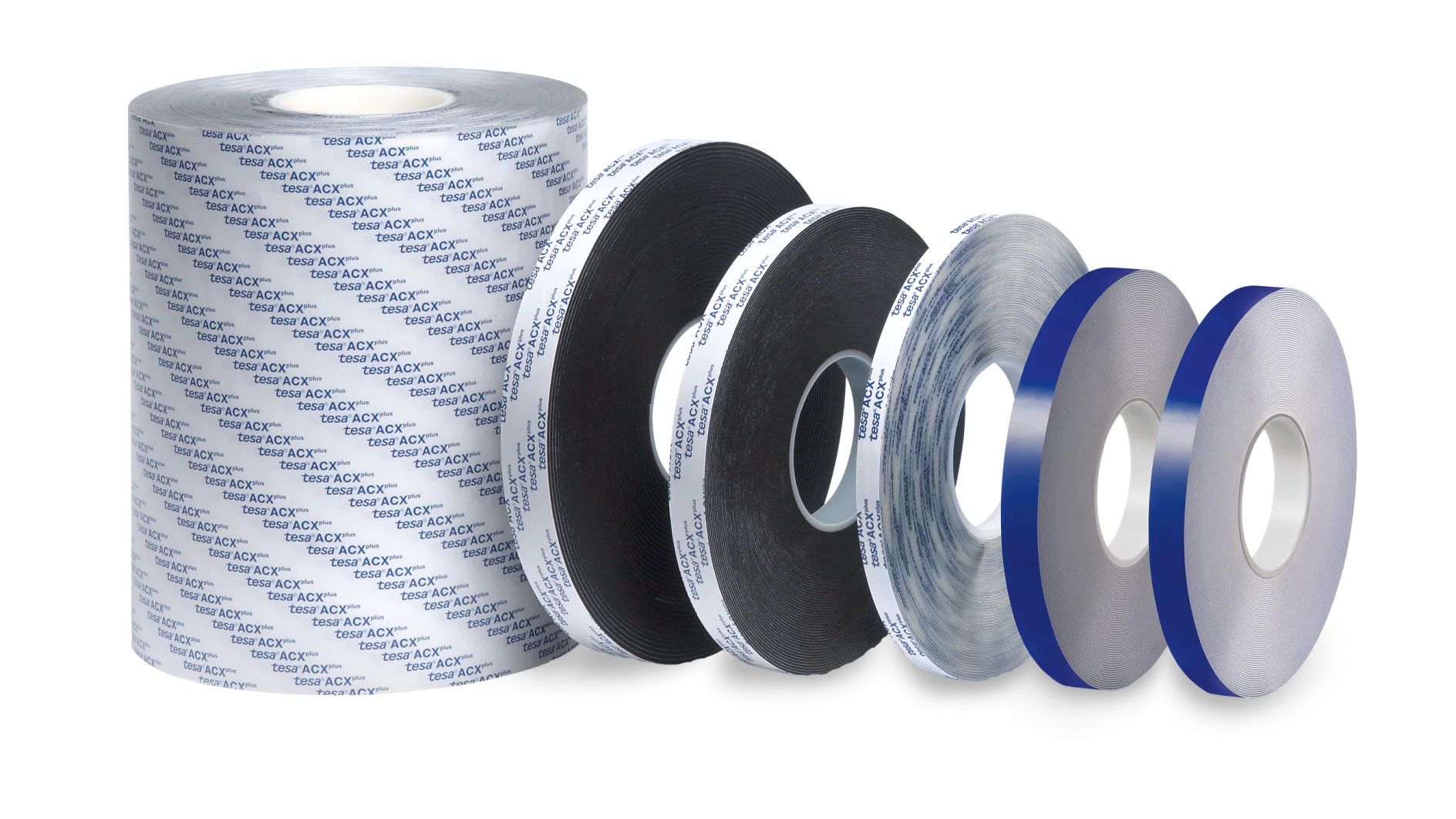 Je zobrazena skupina šesti rolí pásek tesa různých šířek a barev. Roli se liší velikostí a jsou seřazeny od největší po nejmenší. Pásky tesa mají různé textury a vzory, včetně značkového designu na levé největší roli. (This text has been generated by AI)