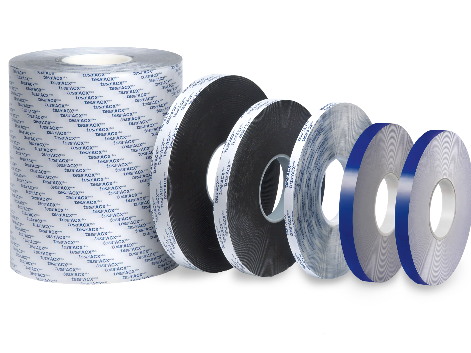 Je zobrazena skupina šesti rolí pásek tesa různých šířek a barev. Roli se liší velikostí a jsou seřazeny od největší po nejmenší. Pásky tesa mají různé textury a vzory, včetně značkového designu na levé největší roli. (This text has been generated by AI)