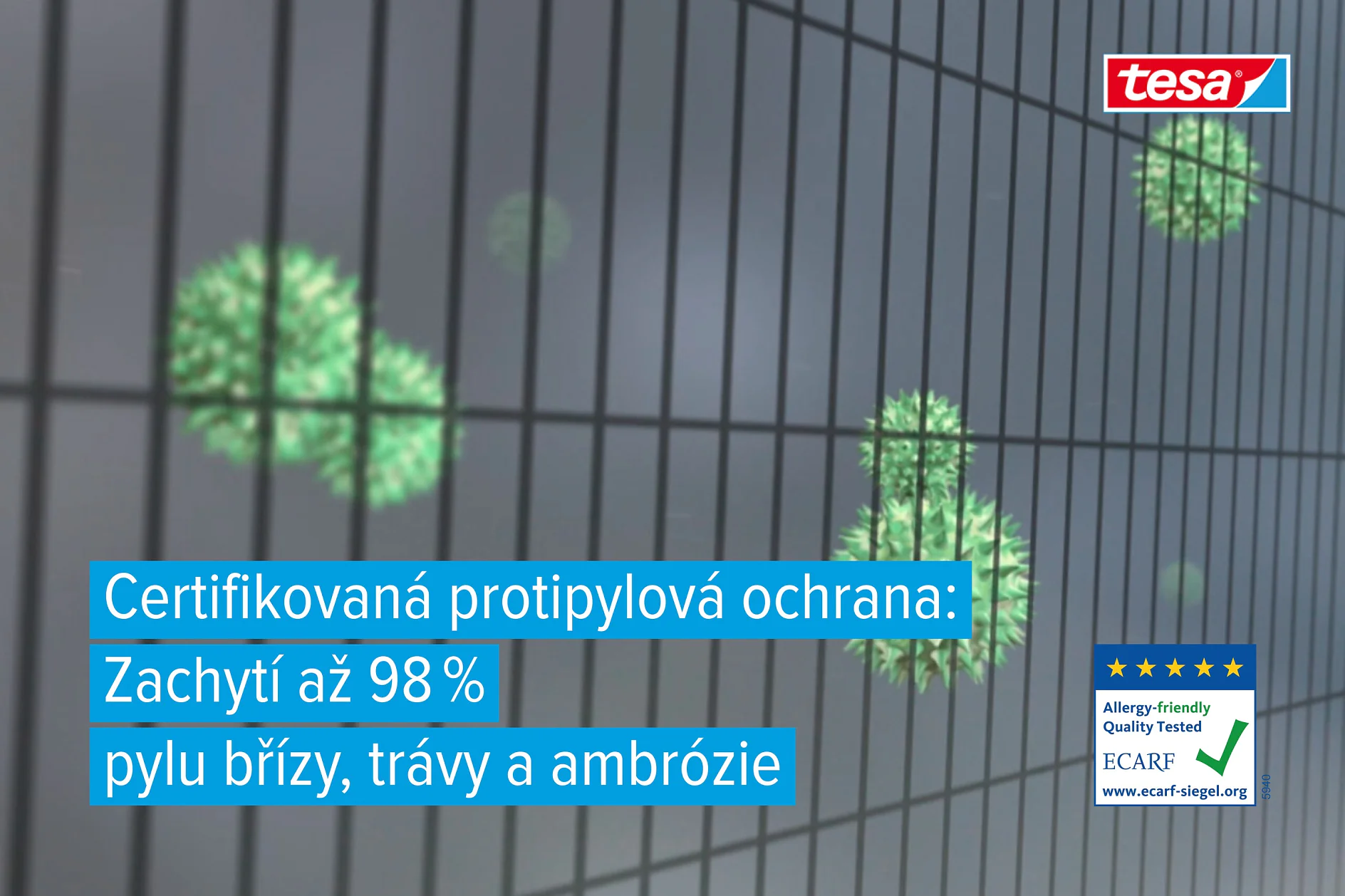 Vykreslování sítě se zelenými částicemi zachycenými na ní. Modré textové pole zní: Certifikovaná protipylová ochrana: Zachytí až 98% pylu břízy, trávy a ambrozie. Jsou přítomna loga pro pásky tesa a ECARF. (This text has been generated by AI)