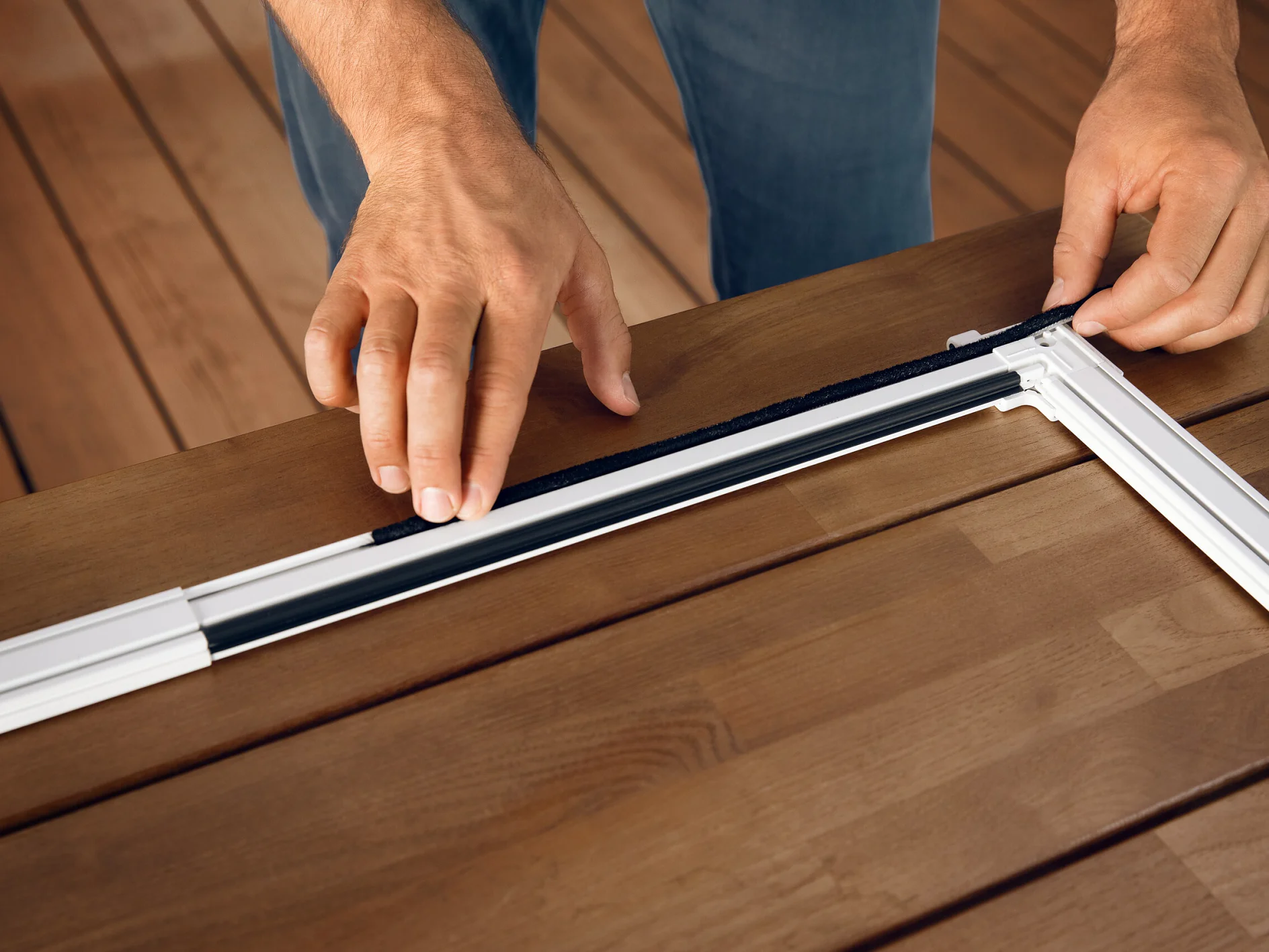 tesa_insect-fold-alu-door-frame-telescope_step_05of09_ap