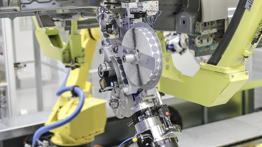 Application Head 3 The alternative to plastic plugs: sealing patches from the adhesive manufacturer tesa, which a robot positions quickly and reliably. (© Porsche AG / tesa SE)