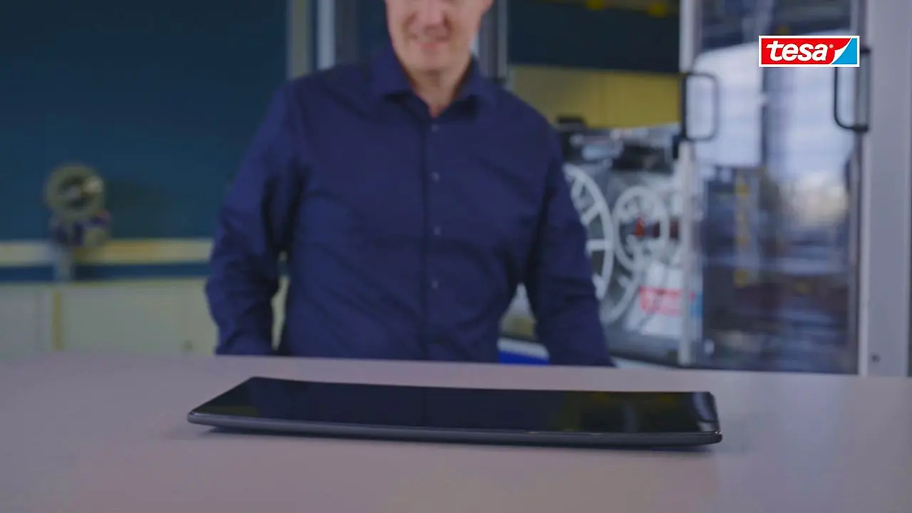 automobilové-odlepení-lepidla-displeje-video-2023-nízké