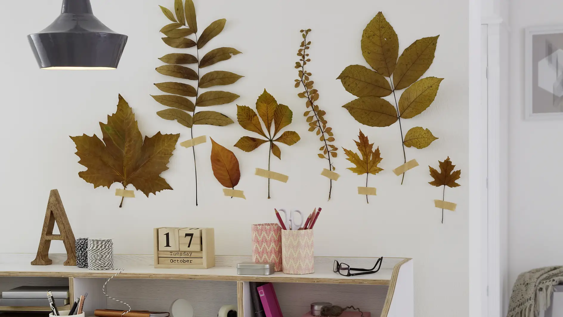 Fastgør bladene direkte på væggen og skab din egen skov!